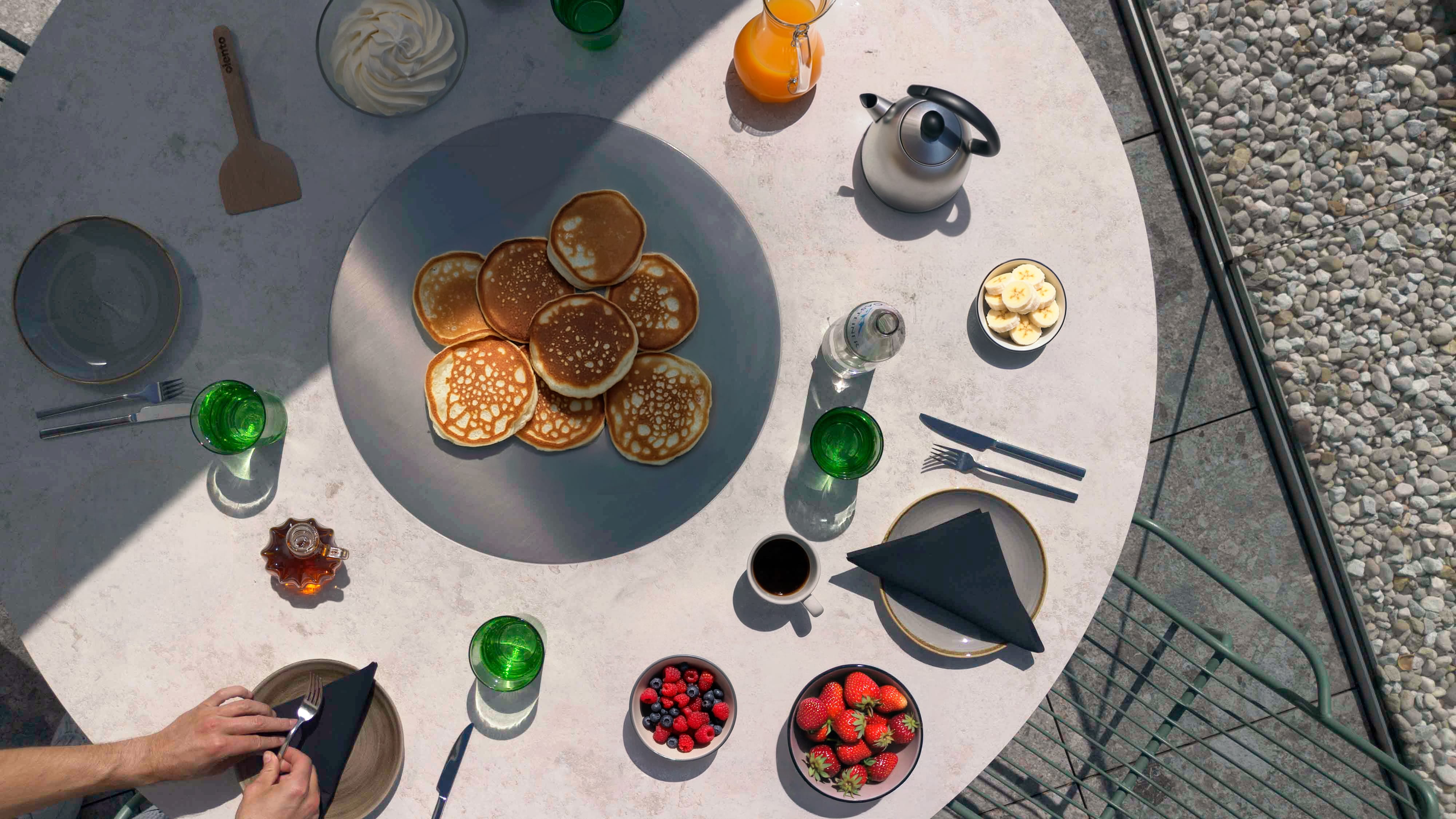 Pancakes auf der Teppanyaki-Platte, Frühstückstisch von oben